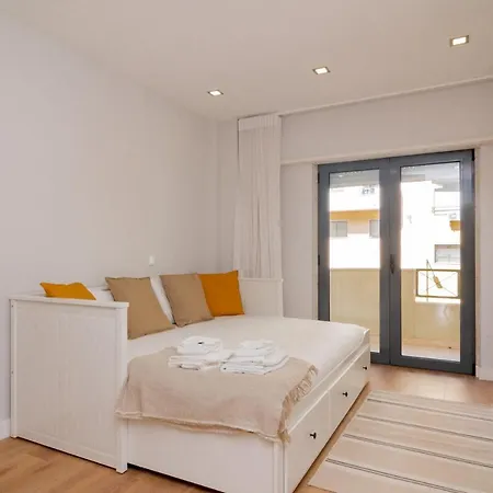 Modern 3 Bdr With Balcony By Lovelystay
