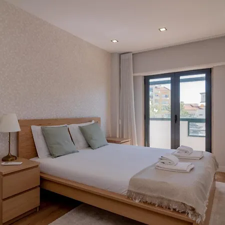 Modern 3 Bdr With Balcony By Lovelystay *