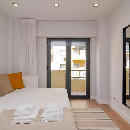 Modern 3 Bdr With Balcony By Lovelystay