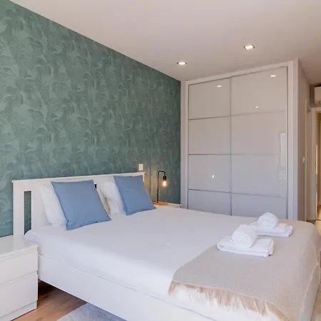 Modern 3 Bdr With Balcony By Lovelystay * Ramada