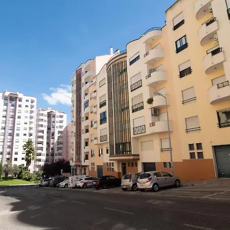 Modern 3 Bdr With Balcony By Lovelystay
