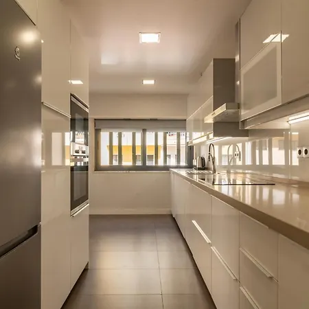 Modern 3 Bdr With Balcony By Lovelystay *
