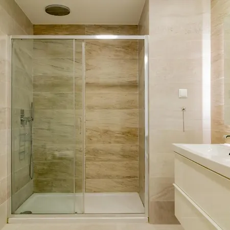Modern 3 Bdr With Balcony By Lovelystay Apartamento