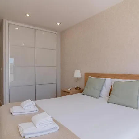 Modern 3 Bdr With Balcony By Lovelystay