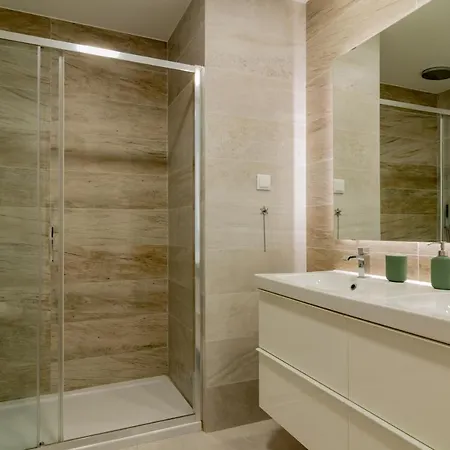 Modern 3 Bdr By Lovelystay