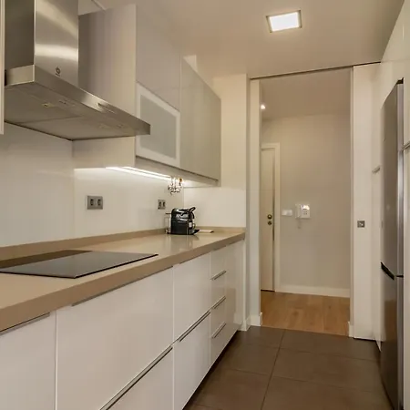 Modern 3 Bdr With Balcony By Lovelystay *