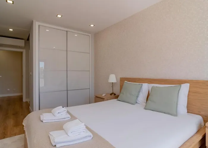 Modern 3 Bdr By Lovelystay